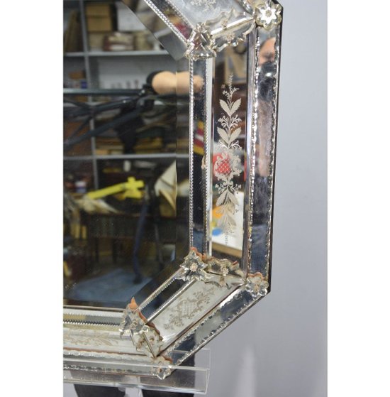 Specchio in stile veneziano di forma ottagonale con design floreale