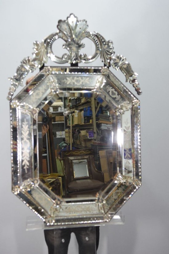 Specchio in stile veneziano di forma ottagonale con design floreale