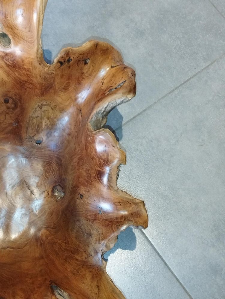 Skulpturales Mittelstück aus Holz, organisch geschnitten, brutalistisch.