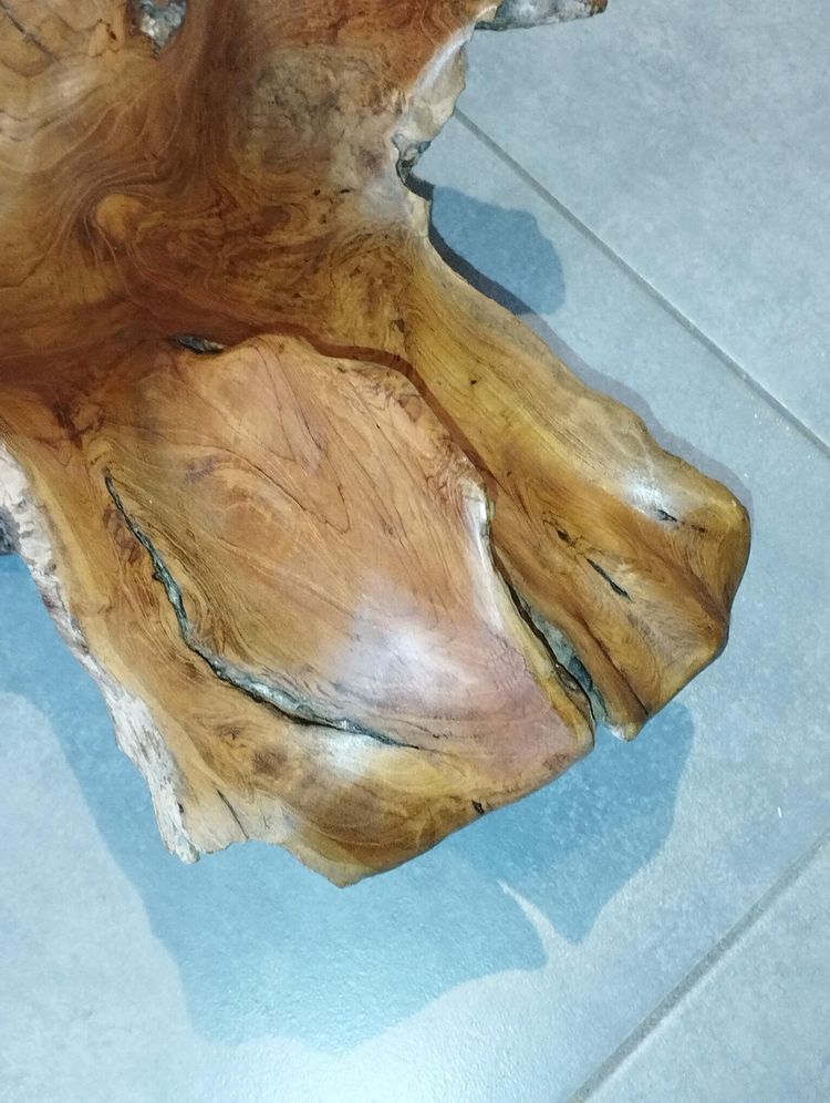 Skulpturales Mittelstück aus Holz, organisch geschnitten, brutalistisch.