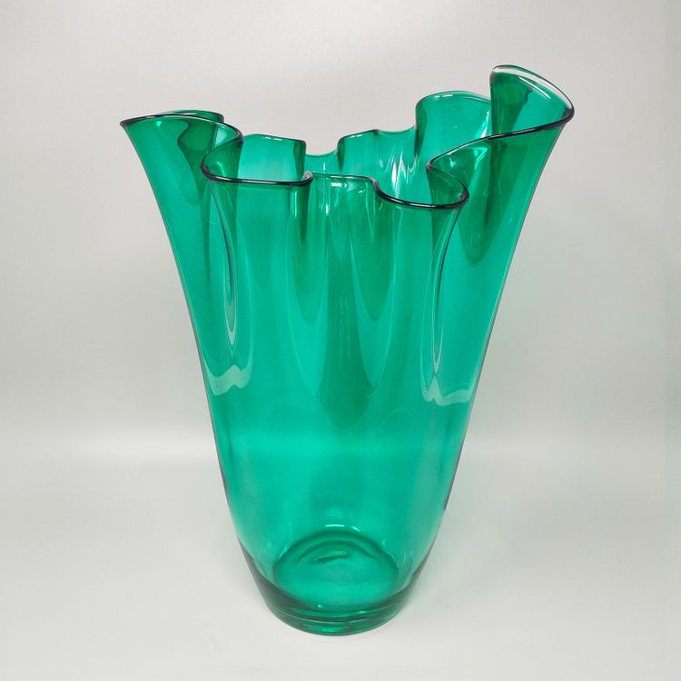 Vase « Fazzoletto » vert éclatant des années 1970, signé Michielotto, en verre de Murano. Fabriqué en Italie.