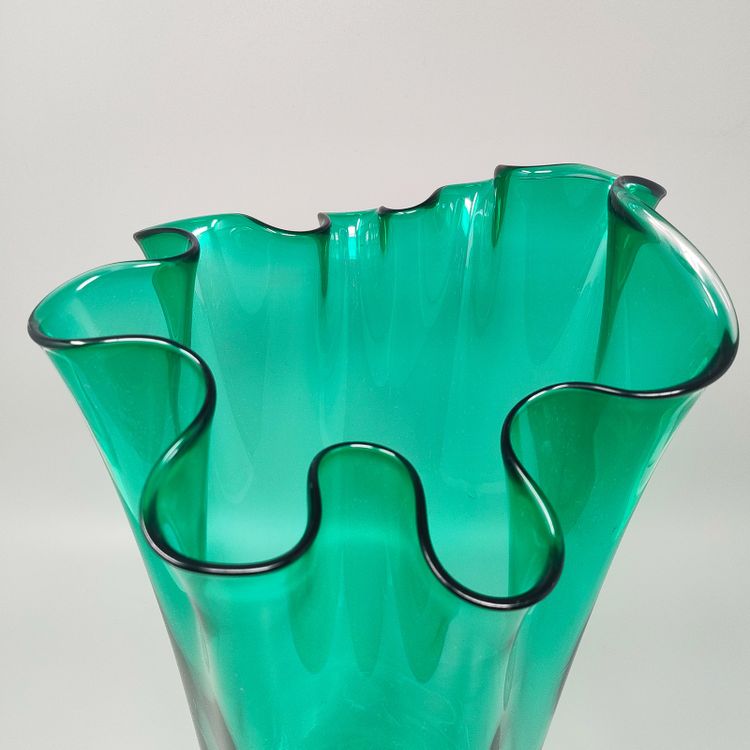 Vase « Fazzoletto » vert éclatant des années 1970, signé Michielotto, en verre de Murano. Fabriqué en Italie.