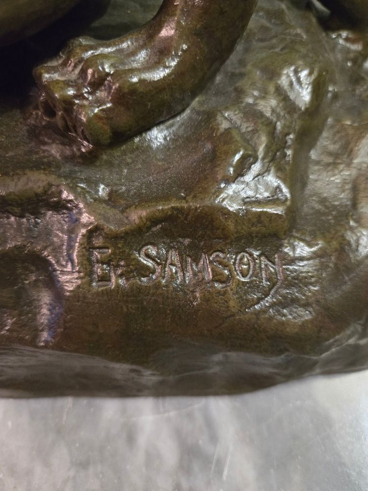 Lion et lionne attaquant une gazelle d'après d’E.Samson, Importante sculpture animalière.