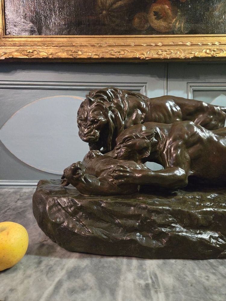 Lion et lionne attaquant une gazelle d'après d’E.Samson, Importante sculpture animalière.