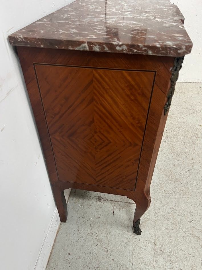 Commode a ressaut de style Transition en bois marqueté XX siècle