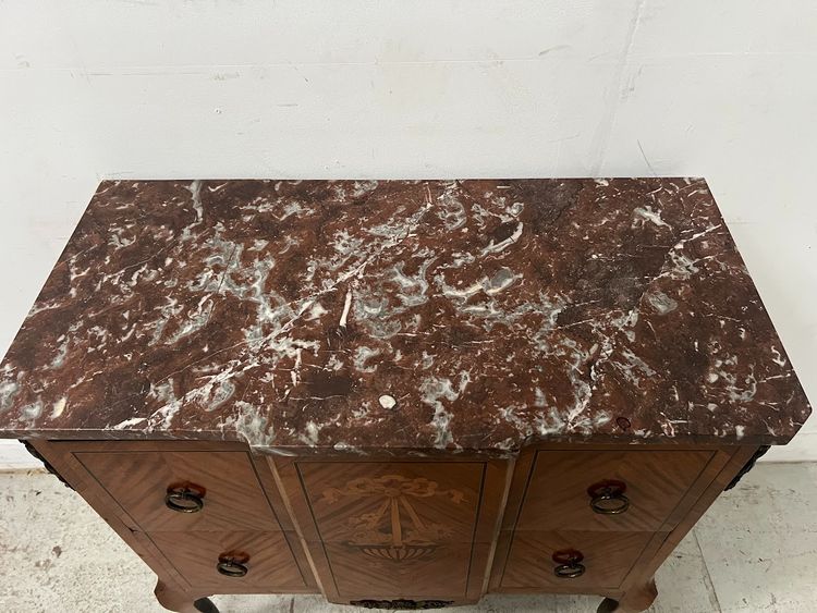 Commode a ressaut de style Transition en bois marqueté XX siècle