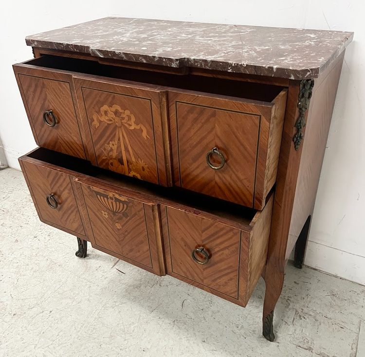 Commode a ressaut de style Transition en bois marqueté XX siècle