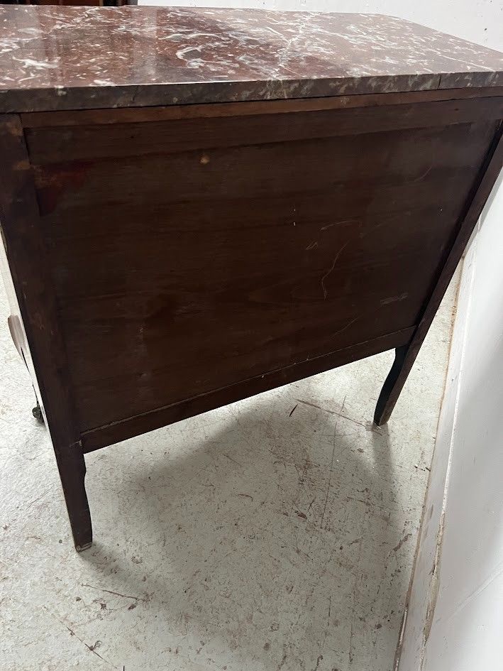 Commode a ressaut de style Transition en bois marqueté XX siècle