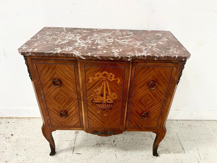 Commode a ressaut de style Transition en bois marqueté XX siècle