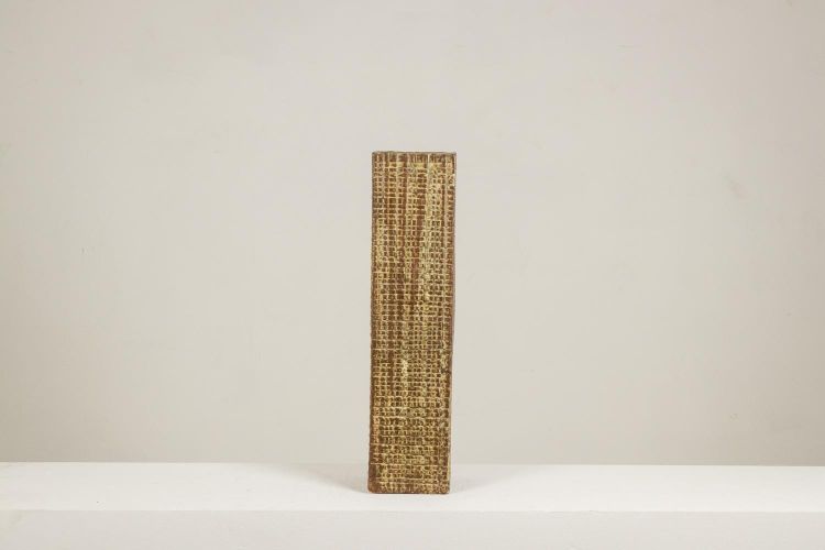 Brutalist-style stoneware vase with plant decoration. Dated 1977. LS6708C