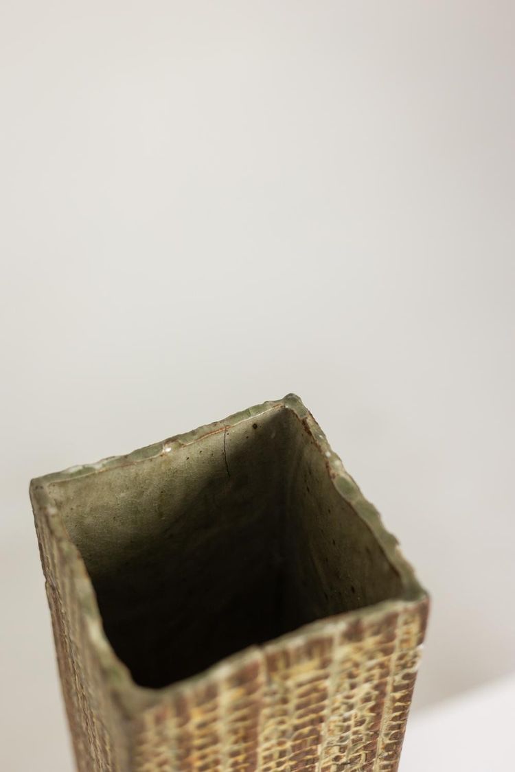 Brutalist-style stoneware vase with plant decoration. Dated 1977. LS6708C