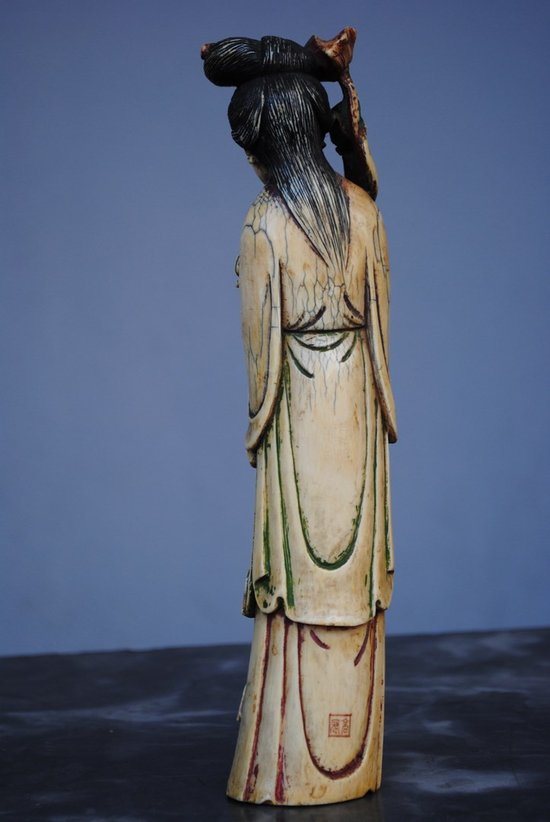 Statuetta Giappone XIX secolo Donna con fiori