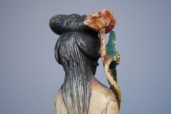Statuetta Giappone XIX secolo Donna con fiori