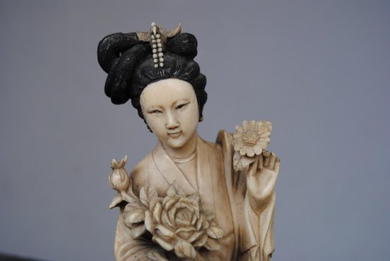 Elegante statuetta Giappone XIX secolo