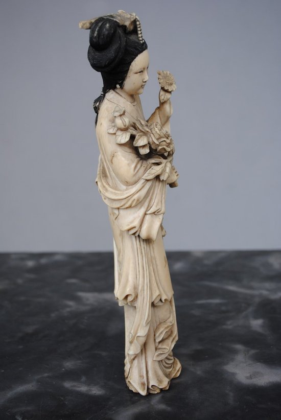 Elegante statuetta Giappone XIX secolo