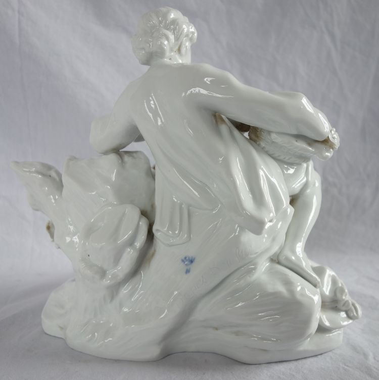 Capodimonte: scena galante del XVIII secolo da Boucher - gruppo in porcellana - firmato