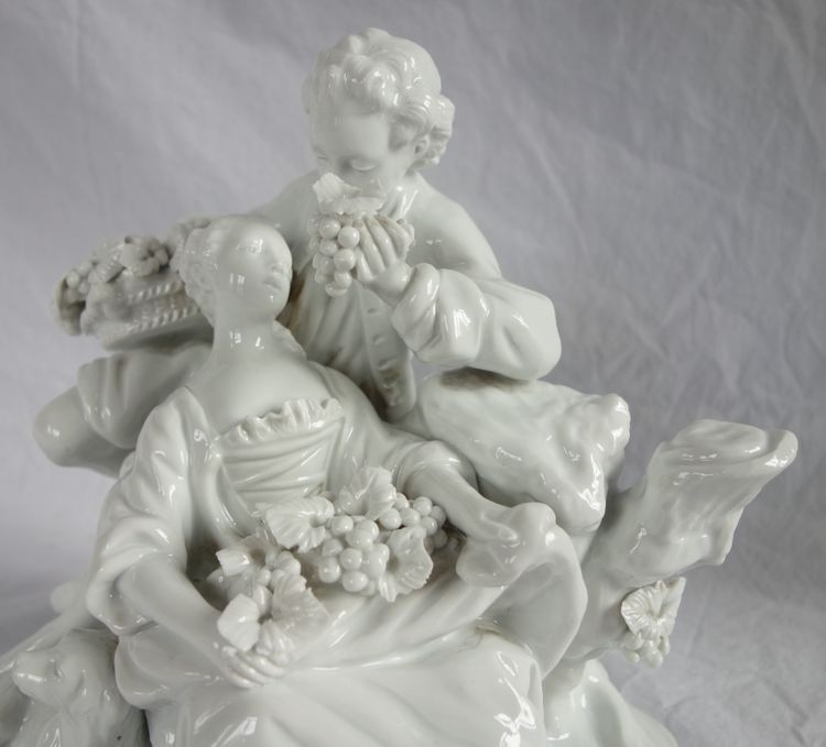 Capodimonte: scena galante del XVIII secolo da Boucher - gruppo in porcellana - firmato