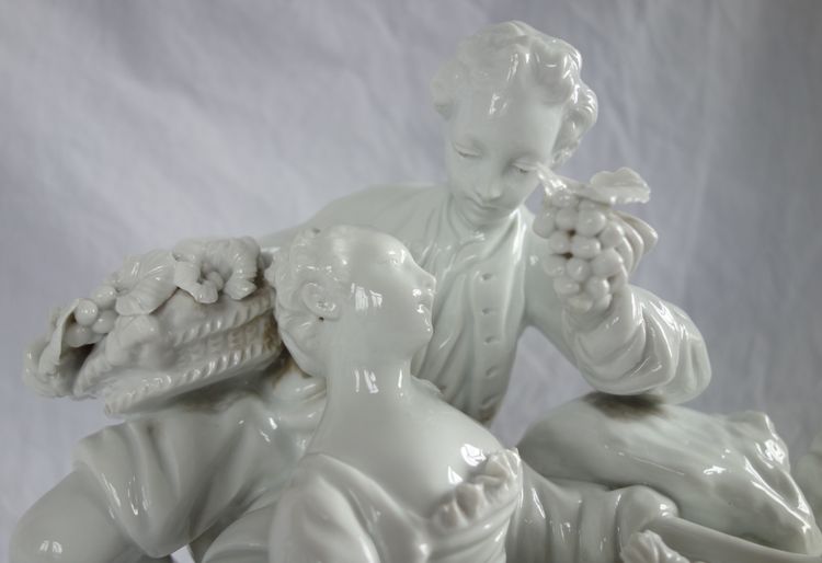 Capodimonte: scena galante del XVIII secolo da Boucher - gruppo in porcellana - firmato