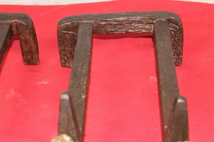 Ein Paar Kaminböcke aus Bronze und Schmiedeeisen aus der Zeit Ludwigs XVI., 18. Jahrhundert