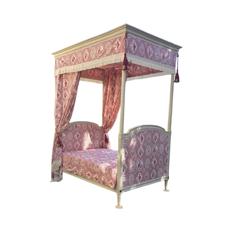 Lit à baldaquin à quatre colonnes en hêtre peint, d’époque Louis XVI.