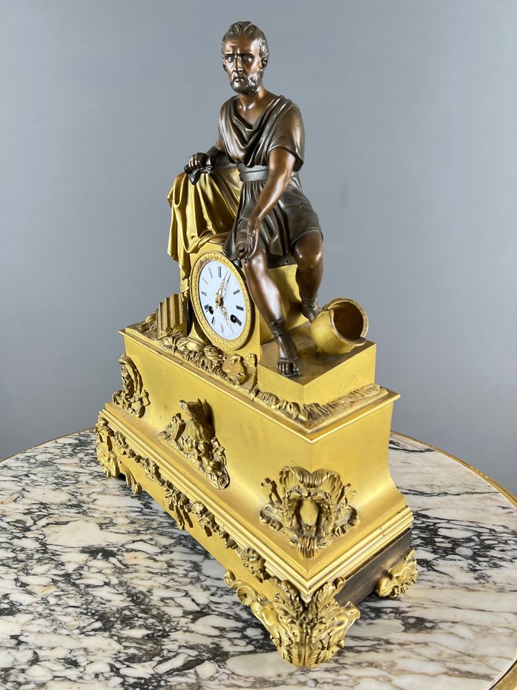 Uhr aus der Empire-Zeit, vergoldet und patiniert, frühes 19. Jahrhundert