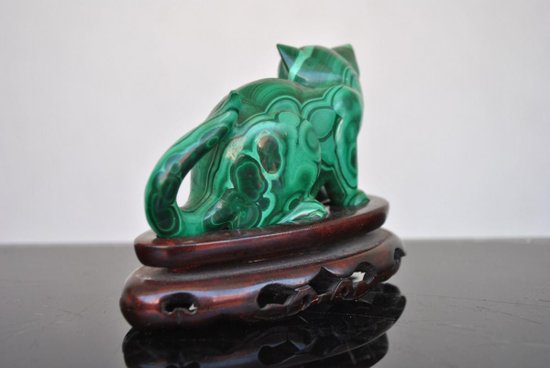Statuetta di gatto in malachite montata su una base