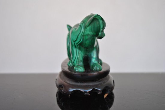 Statuetta di gatto in malachite montata su una base