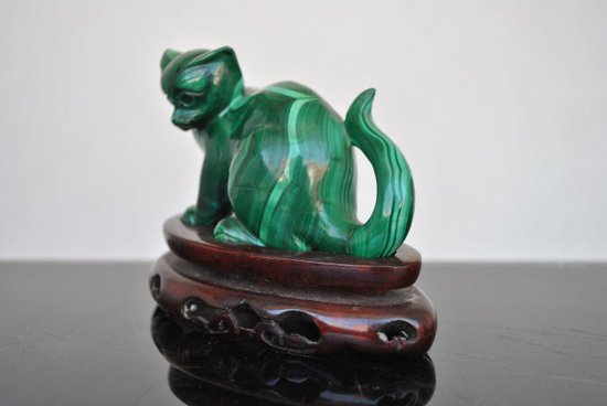 Statuetta di gatto in malachite montata su una base