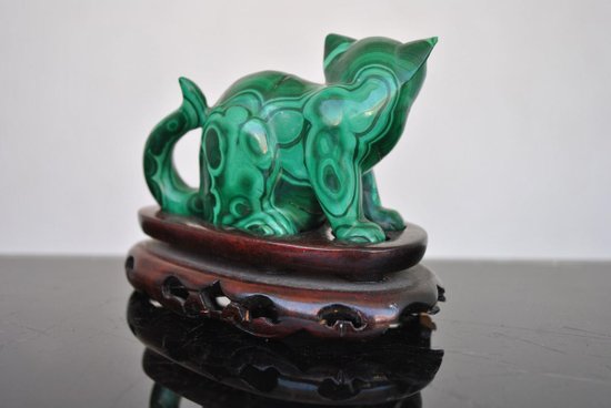 Statuetta di gatto in malachite montata su una base