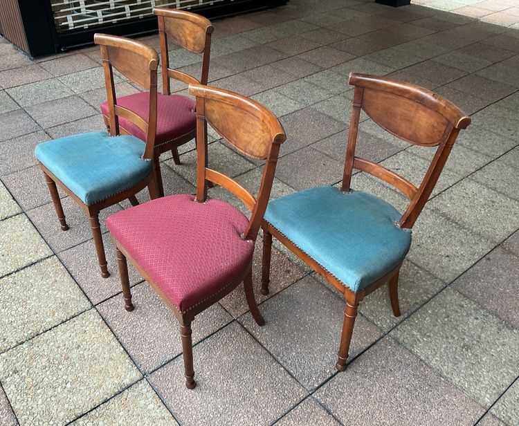 Quattro sedie Directoire in noce.