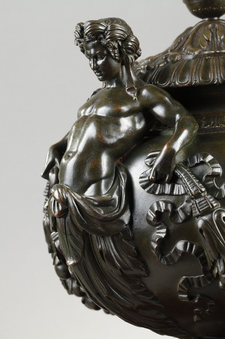 A covered bowl in patinated bronze Signed F.  Barbedienne