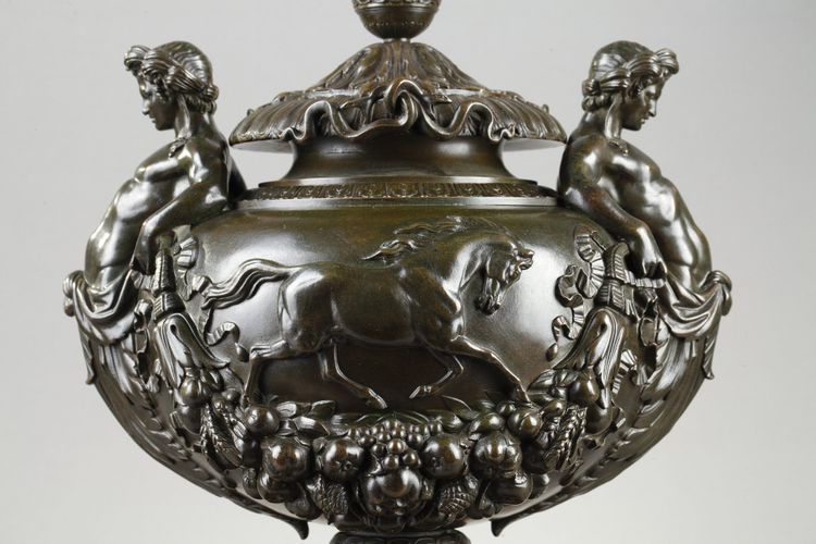 A covered bowl in patinated bronze Signed F.  Barbedienne