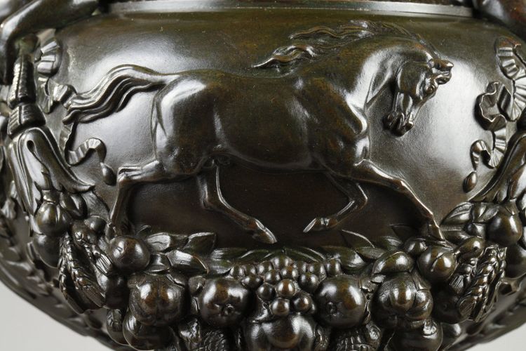 A covered bowl in patinated bronze Signed F.  Barbedienne