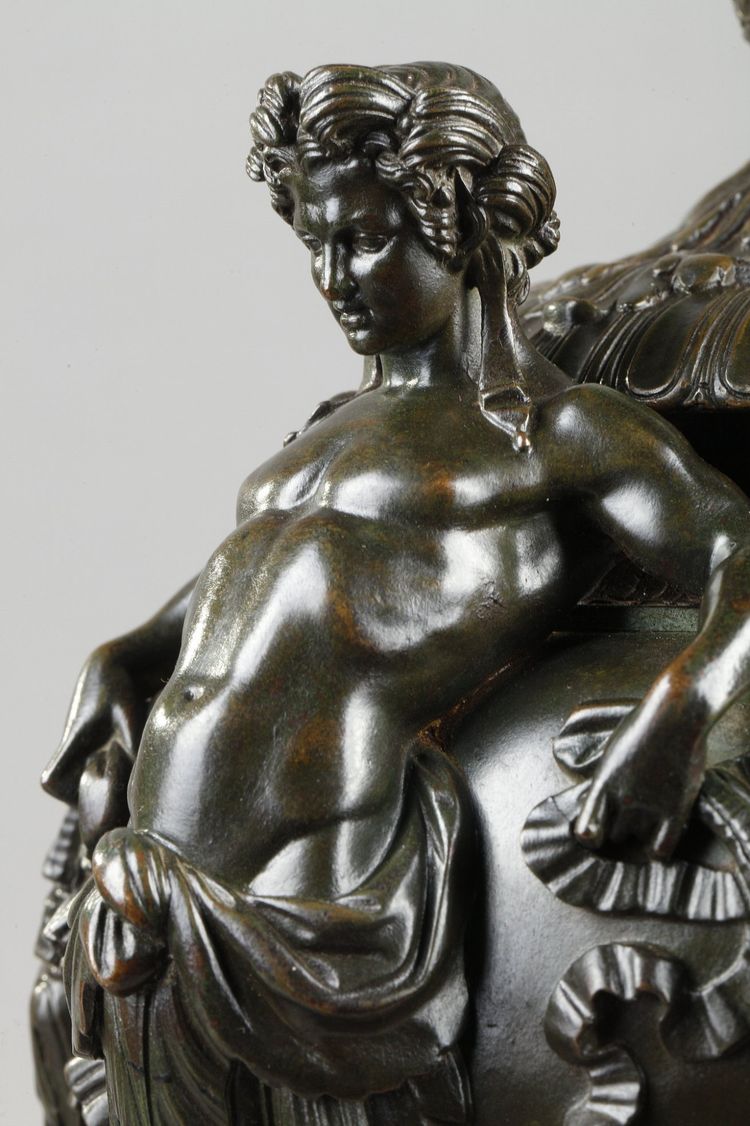 A covered bowl in patinated bronze Signed F.  Barbedienne