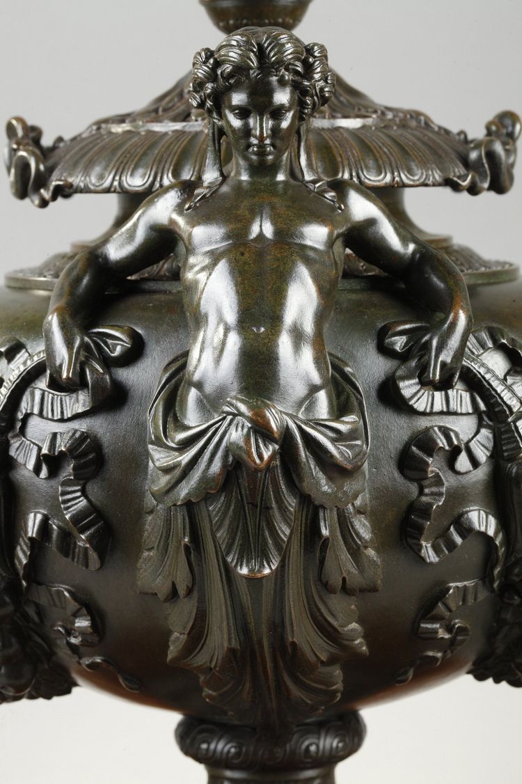 A covered bowl in patinated bronze Signed F.  Barbedienne