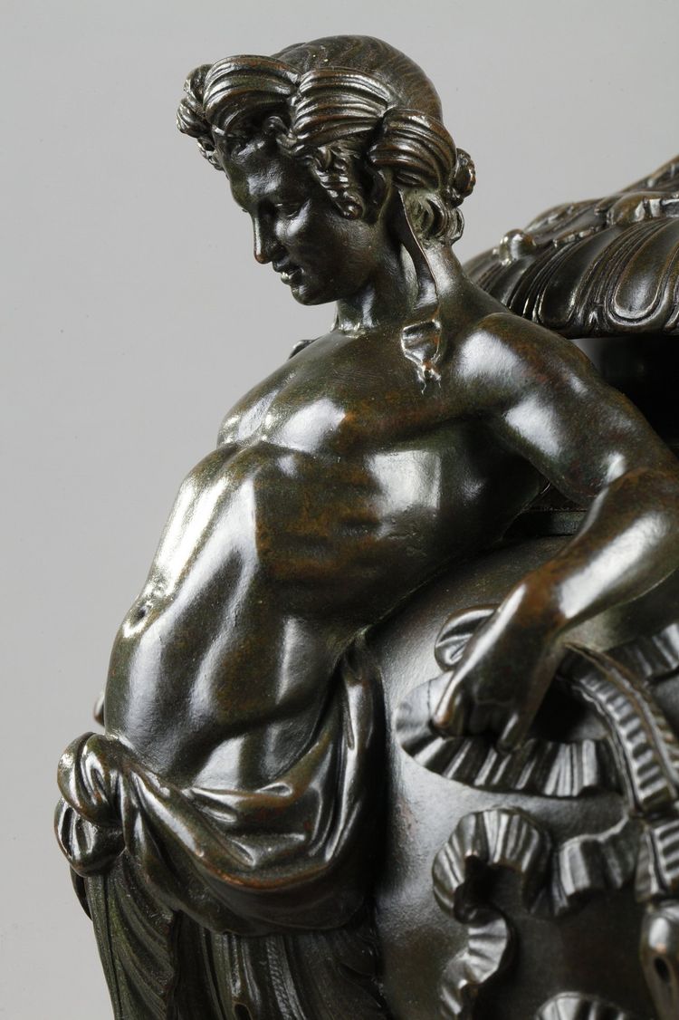 A covered bowl in patinated bronze Signed F.  Barbedienne