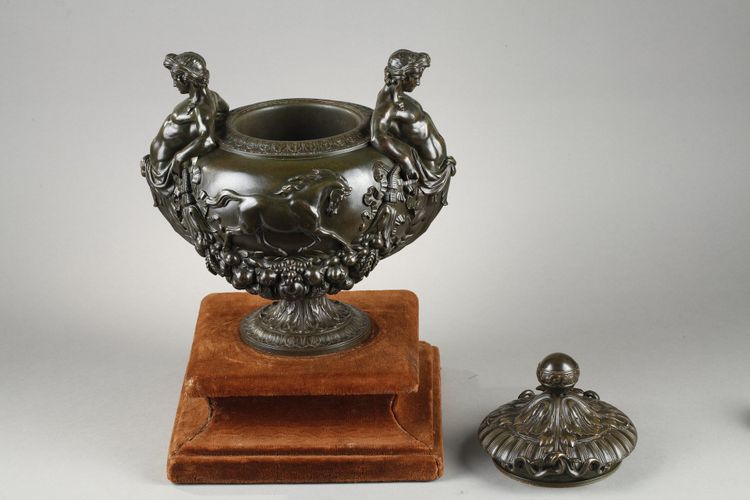A covered bowl in patinated bronze Signed F.  Barbedienne