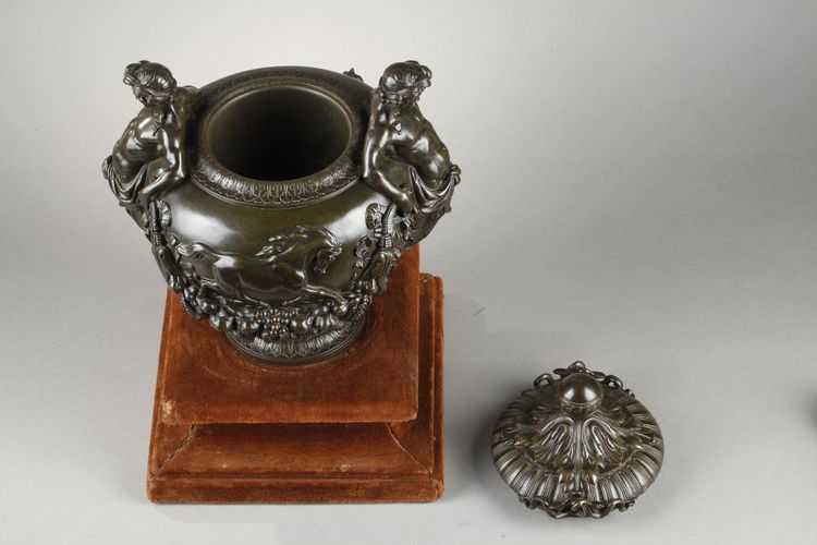 A covered bowl in patinated bronze Signed F.  Barbedienne