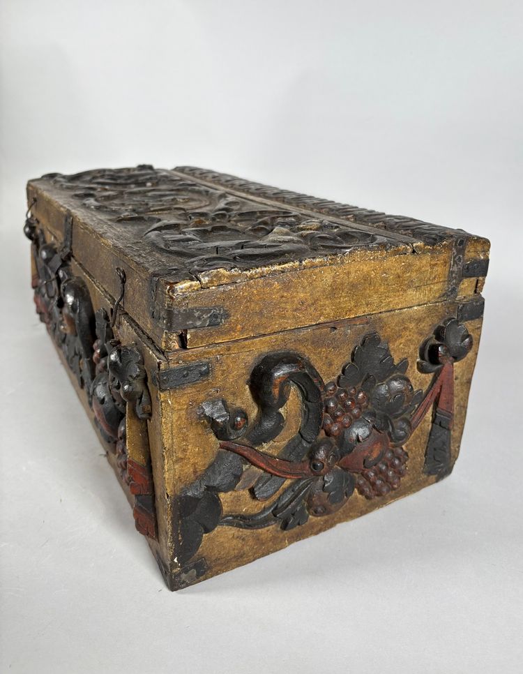 Polychrome, geschnitzte Holztruhe, 16. Jahrhundert, Frankreich