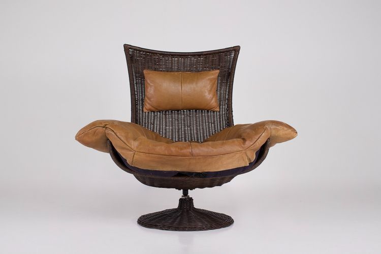 Fauteuil Pivotant en Rotin et Cuir par Gerard Van Den Berg