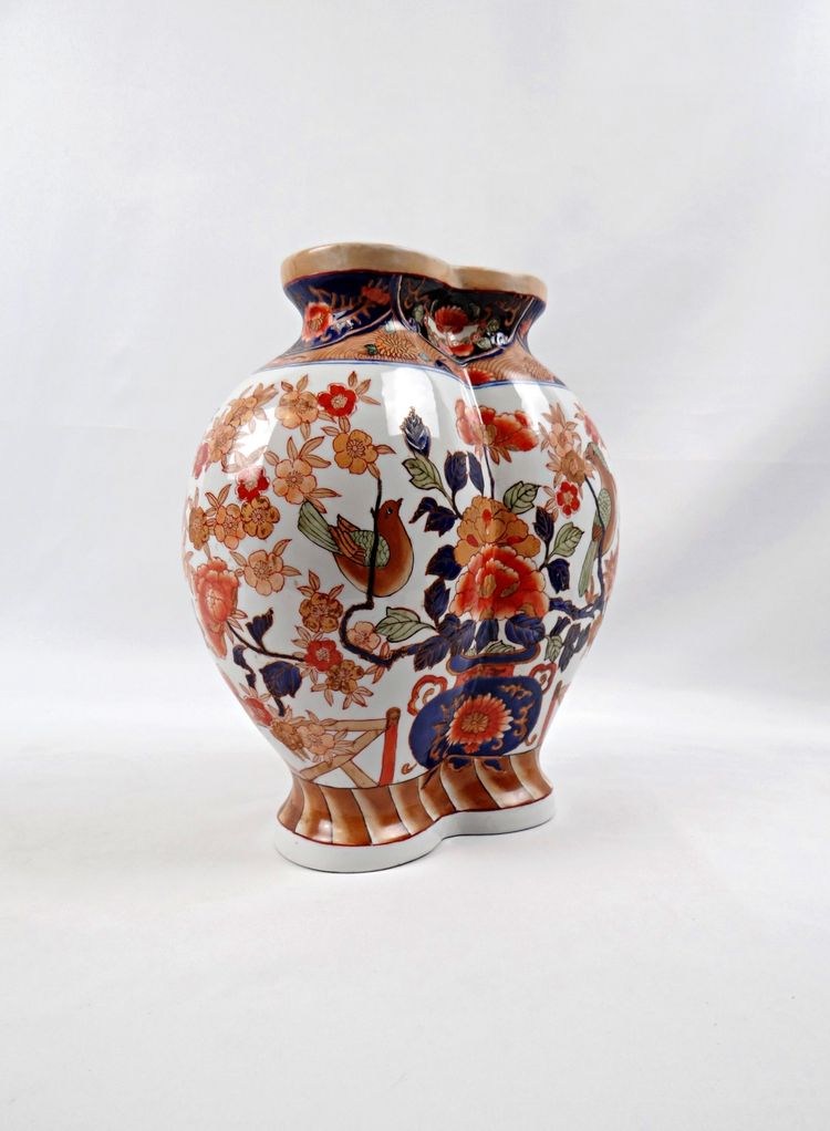 Early 20th century Chinese polychrome porcelain vase in the Imari style, in the shape of Polybius, signed Wan Li Chang