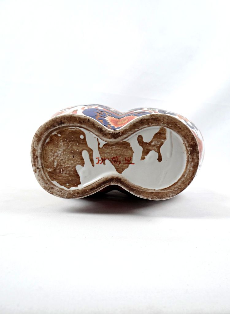 Early 20th century Chinese polychrome porcelain vase in the Imari style, in the shape of Polybius, signed Wan Li Chang
