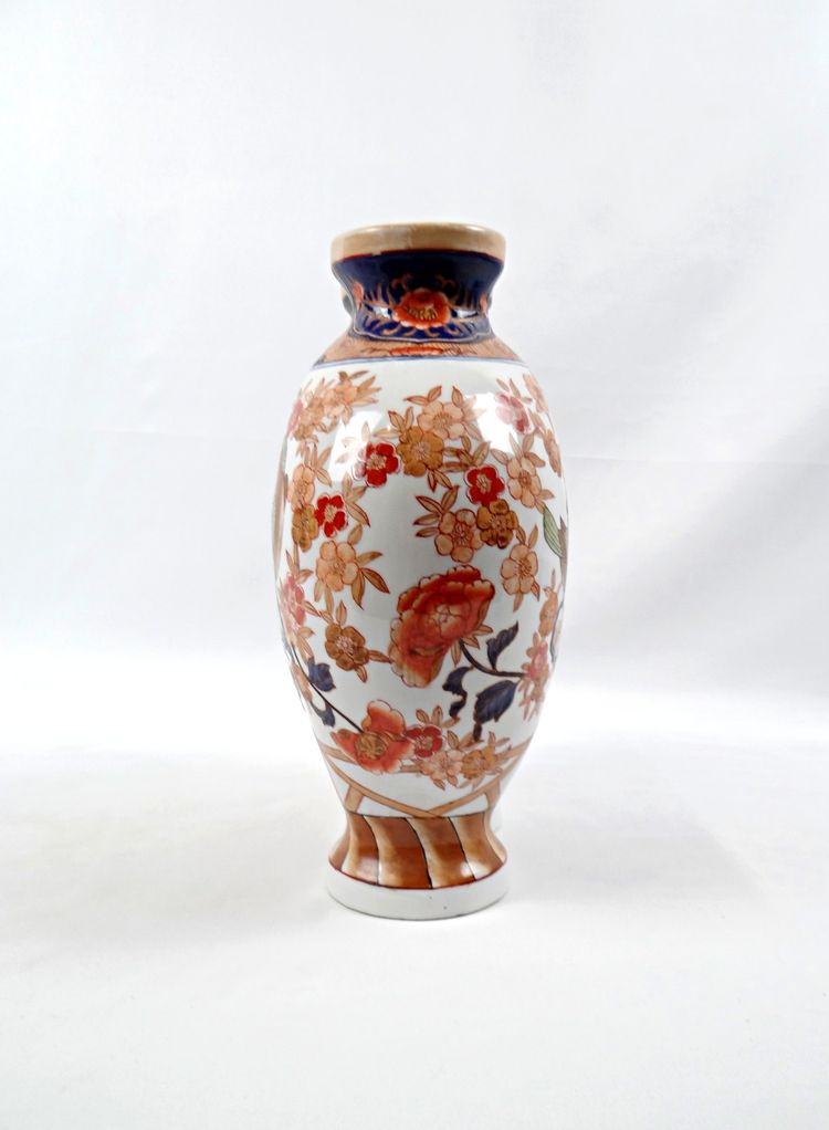 Early 20th century Chinese polychrome porcelain vase in the Imari style, in the shape of Polybius, signed Wan Li Chang