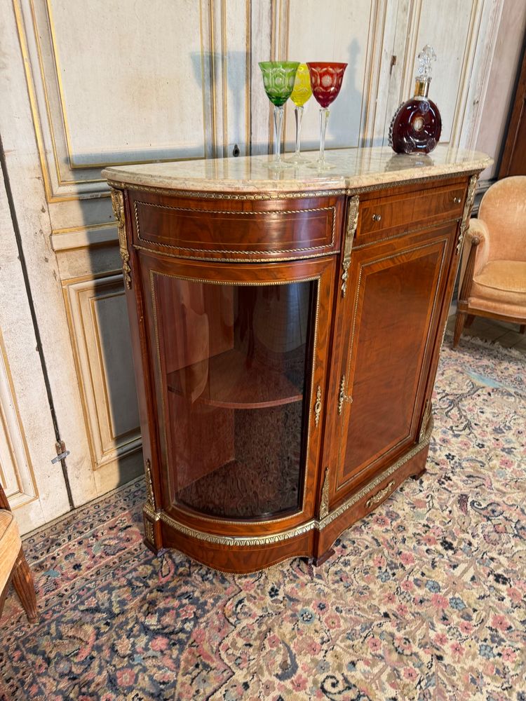 Vitrine mit Intarsien und Bronze