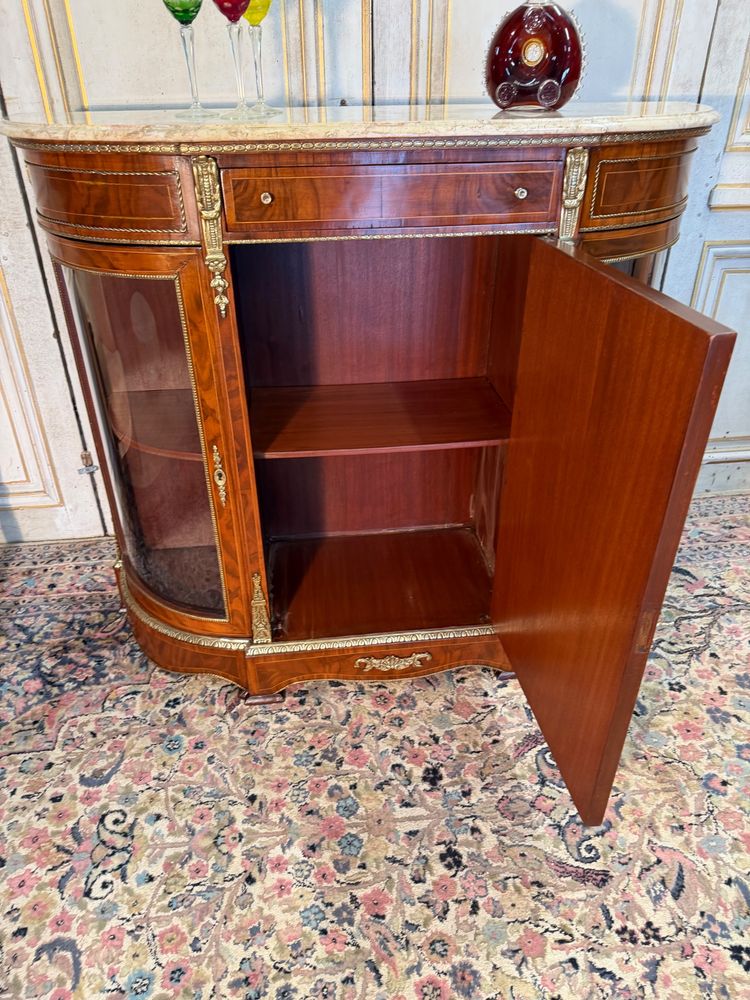 Vitrine mit Intarsien und Bronze