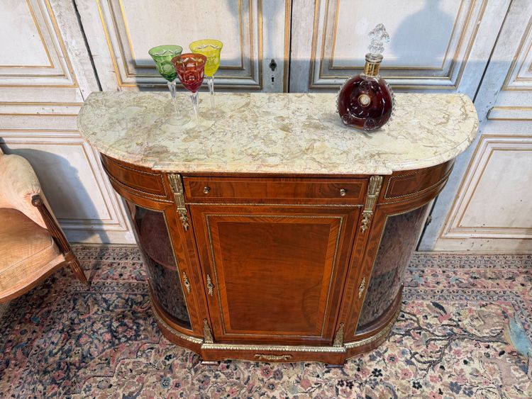 Vitrine mit Intarsien und Bronze