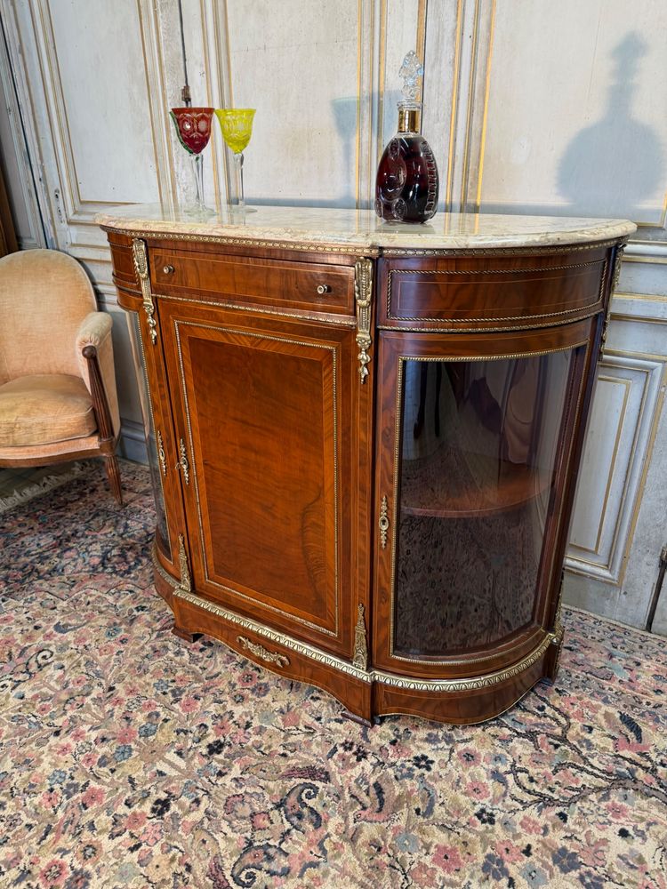 Vitrine mit Intarsien und Bronze