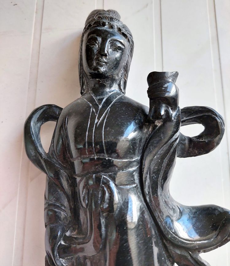 Sculpture chinoise en pierre de lard sur socle en bois début 20eme haut 33.2 cm