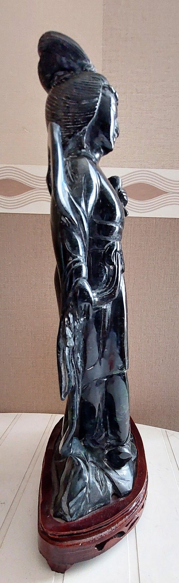 Sculpture chinoise en pierre de lard sur socle en bois début 20eme haut 33.2 cm