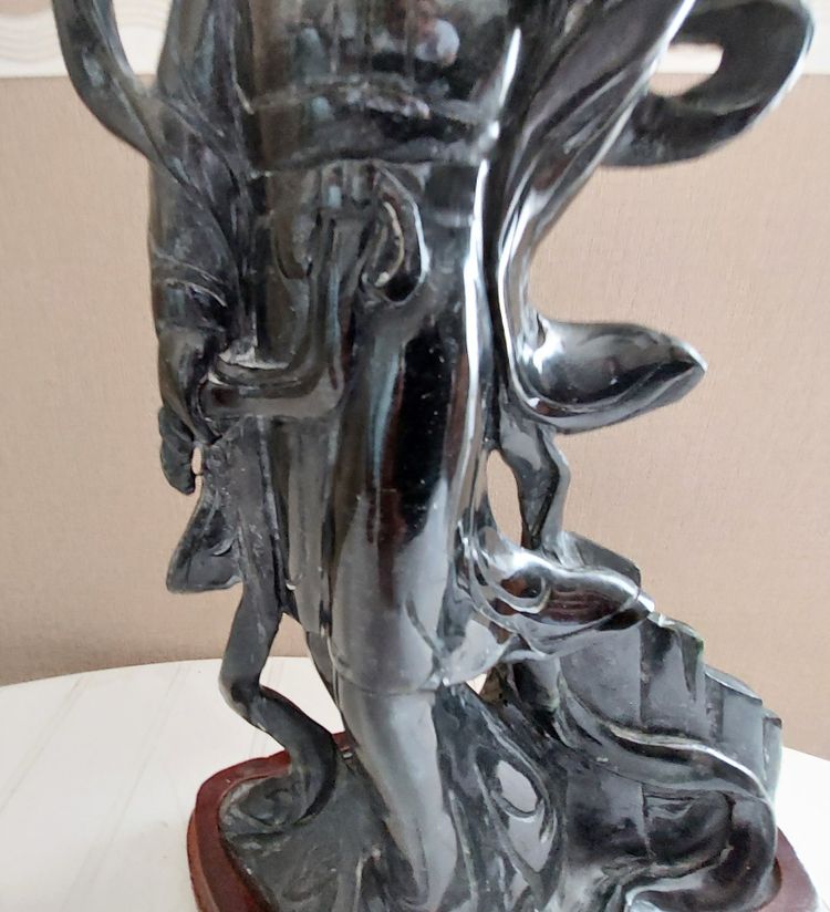 Sculpture chinoise en pierre de lard sur socle en bois début 20eme haut 33.2 cm